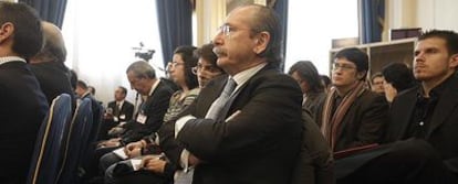 El presidente de SacyrVallehermoso, Luis del Rivero, asiste el pasado martes a una conferencia del presidente del Gobierno, Rodríguez Zapatero.