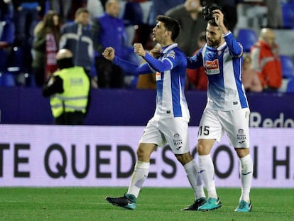 Gerard Moreno y David L&oacute;pez celebran un gol.