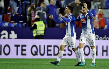 Gerard Moreno y David López celebran un gol.