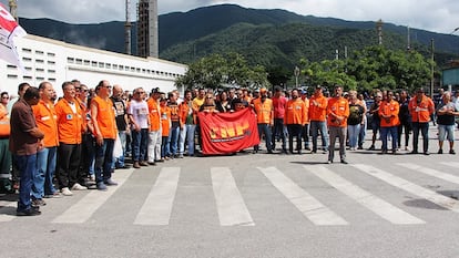 Petroleiros em greve protestam em frente à Refinaria da Petrobras em Cubatão (SP), no dia 13 de fevereiro de 2020.