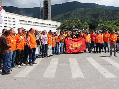 Petroleiros em greve protestam em frente à Refinaria da Petrobras em Cubatão (SP), no dia 13 de fevereiro de 2020.