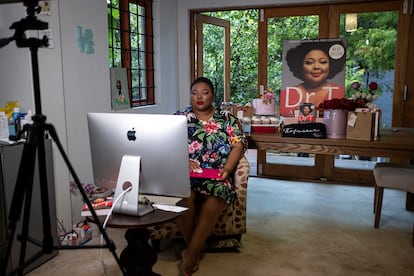 La médica y activista sudafricana Tlaleng Mofokeng, fotografiada en su casa de Johannesburgo.