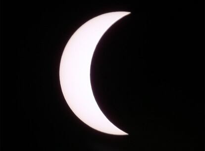 Vista general de un momento previo al eclipse total desde Seúl (Corea del Sur)