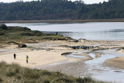 Canal natural que se abrió ayer en la laguna protegida de Valdoviño y que ha puesto fin al desbordamiento.