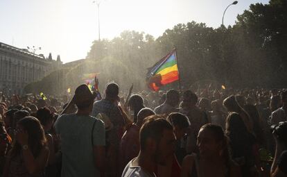 Una bandera arcoíris a la altura de la plaza de Neptuno en el Orgullo de 2015. Bajo un intenso calor, 28 carrozas que avanzaron por el paseo del Prado y Recoletos.