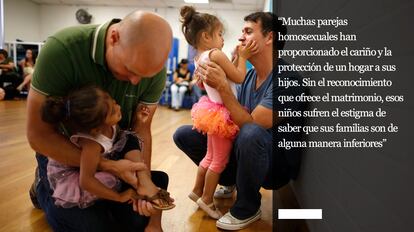 El Tribunal Supremo de EE UU ha legalizado el matrimonio gay en todo el país al declarar inconstitucionales las leyes que lo prohíben en varios Estados. Estas son algunas de las frases claves de la sentencia que pasará a la historia como el broche final de la lucha por los derechos civiles.