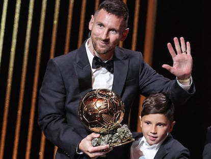 Leo Messi, junto a uno de sus hijos, da las gracias por su octavo Balón de Oro.