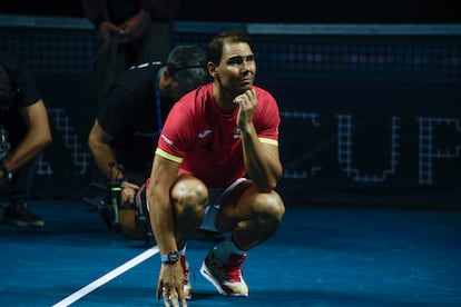 Nadal emocionado durante su homenaje tras el partido de dobles que jugaron los tenistas de España Carlos Alcaraz y Marcel Granollers con la pareja de Países Bajos Wesley Koolhof y Botic Van de Zandschulp.