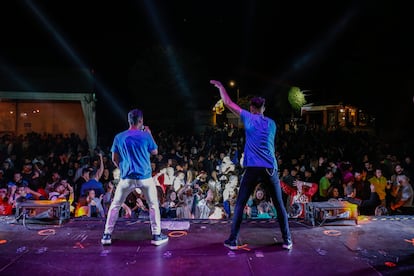 Actuación musical en una verbena en un pueblo español en verano de 2022.