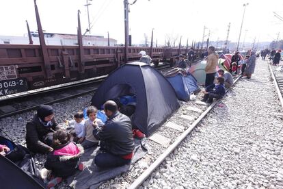 Familias de refugiados acampan en las vías del tren en Idomeni (Grecia).