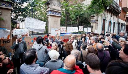 Un grupo de vecinos del barrio del Farr&oacute; de Barcelona protestando la ma&ntilde;ana de este lunes frente a Vila Ur&agrave;nia.