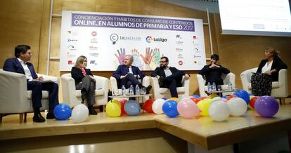 Desde la izquierda, Eduardo Moreno (LaLiga), Marta Rivera de la Cruz (Ciudadanos), Emilio del Río (PP), Ibán García del Blanco (PSOE), Eduardo Maura (Podemos) y Carlota Navarrete (La Coalicíón).