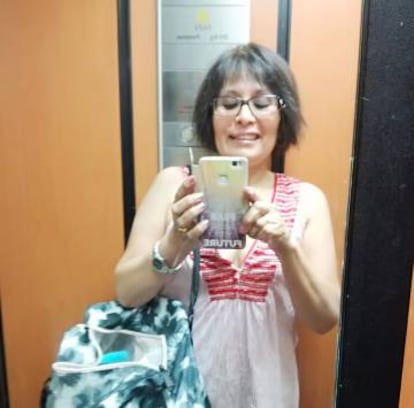 Un selfie de Midia Liliana García, en el ascensor del edificio del que su inquilino pretende desalojarla