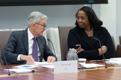 El presidente de la Reserva Federal, Jerome Powell (izquierda), conversa con Lisa Cook, gobernadora de la Reserva Federal, el 25 de junio en Washington.
