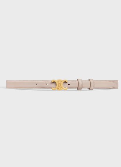 Es una de las piezas maestras del ‘street style’ y, la verdad, no es para menos. Este cinturón, de Celine by Hedi Slimane, es uno de los grandes éxitos de la etiqueta. 380 €