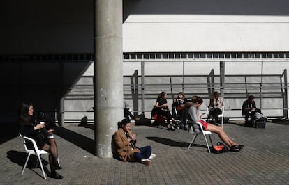 Un grup de persones descansa al recinte Fira Gran Via.