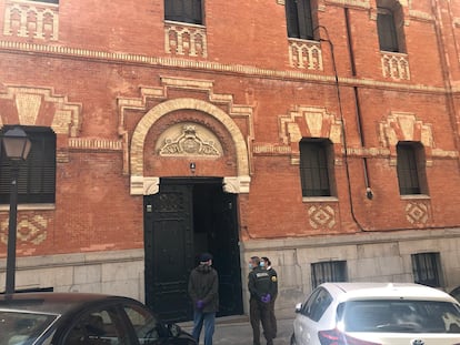 El edificio que ocupaba el centro social La Ingobernable, la mañana de este viernes. / LUCÍA FRANCO