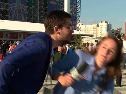 La bronca de una reportera a un hombre que trata de besarla mientras trabaja