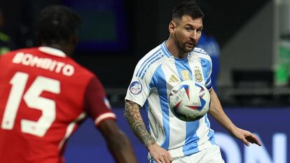 Messi patea el balón durante el Argentina-Canadá.
