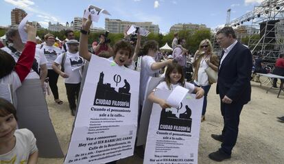 Más de 200 centros educativos participan en el calendario de actividades y actos. En la imagen, unos niños anuncian los actos previstos en el IES del barrio del Carmen para la jornada. 