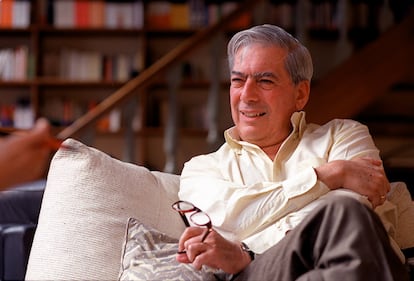 Mario Vargas LLosa es entrevistado en su casa de París, en febrero de 2000.