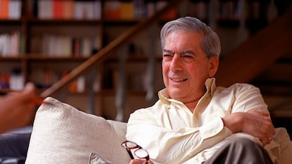 Mario Vargas LLosa es entrevistado en su casa de París, en febrero de 2000.