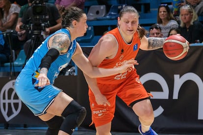 Alina Iagupova (d), durante las semifinales de la Copa de la Reina entre el Valencia Basket y Estudiantes Movistar.