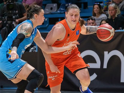 Alina Iagupova (d), durante las semifinales de la Copa de la Reina entre el Valencia Basket y Estudiantes Movistar.