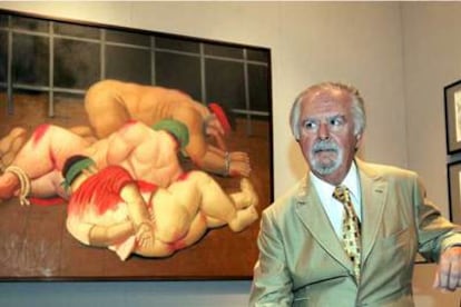 Fernando Botero, ayer en Roma ante uno de sus cuadros de la serie sobre las torturas en la prisión iraquí de Abu Ghraib.