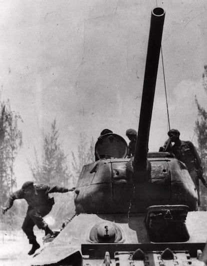 Fidel Castro salta desde el tanque que lo llevaba hasta Girón, cerca de Bahía de Cochinos, escenario de la invasión de la Brigada de Asalto 2506, nombre dado al grupo de exiliados cubanos combatientes en abril de 1961. Su derrota fue total.