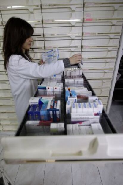 Una farmacéutica revisa recetas de medicamentos en la Comunidad de Madrid.