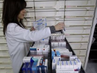 Una farmacéutica revisa recetas de medicamentos en la Comunidad de Madrid.