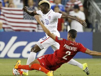 Zardes (izquierda) y Pimentel, durante el partido.