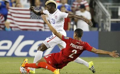 Zardes (izquierda) y Pimentel, durante el partido.