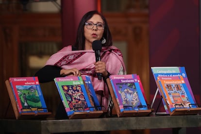 Leticia Ramírez habla de los nuevos libros de texto de la SEP durante una rueda de prensa en Palacio Nacional.