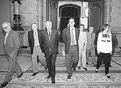 Los senadores de la Entesa -con Molas y Bonet en el centro- tras una reunión.