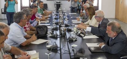 Susana Díaz, con los comités de empresa de Navantia este lunes.