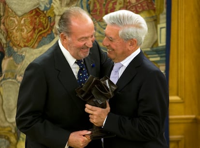 Juan Carlos I entrega a Mario Vargas Llosa el Premio Internacional Don Quijote en 2010.