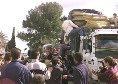 Un grupo de personas asalta un camión de ayuda humanitaria hoy en Alhucemas.