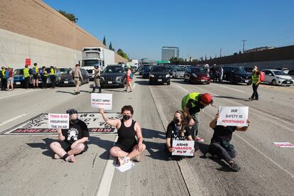 Activistas a favor de un alto el fuego y un embargo de armas, bloquean algunos carriles de la autopista 405 en Los Ángeles, (California), el 13 de agosto de 2024.