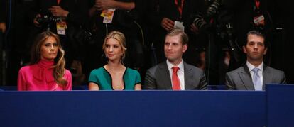 De izquierda a derecha: Melania Trump, Ivanka Trump, Eric Trump y Donald Trump Jr., sentados entre el público durante el segundo debate presidencial entre Donald Trump y Hillary Clinton.