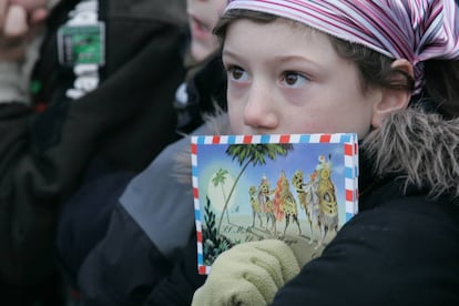 Un ni&ntilde;a sostiene una carta para los Reyes Magos, en la tradicional cabalgata de los Reyes Magos de Barcelona. 