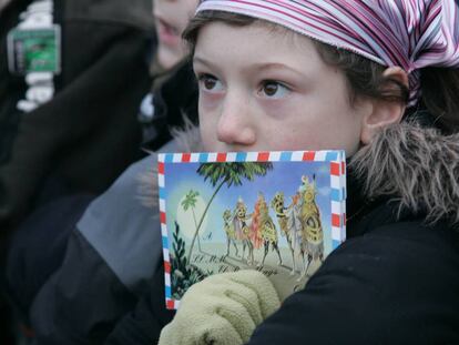 Un ni&ntilde;a sostiene una carta para los Reyes Magos, en la tradicional cabalgata de los Reyes Magos de Barcelona. 