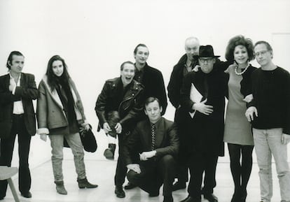 La galerista Juana de Aizpuru (segunda por la derecha), presencia histórica en el Cock, el día de la inauguración de la muestra de Kippenberger, Kosuth y Steinbach, en su galería, en 1991. Con ella, entre otros, Luis Claramunt, Mike Kelley, Juan Muñoz y Jiří Dokoupil.