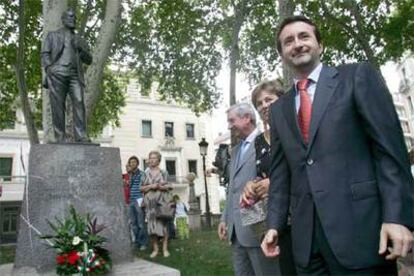 Josu Jon Imaz, en primer término, durante la ofrenda floral a Sabino Arana ayer en Bilbao.