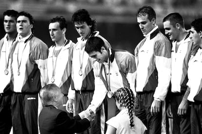 Pep Guardiola, en el momento de recibir la medalla de oro de fútbol de manos de Juan Antonio Samaranch, presidente del COI, en los Juegos Olímpicos de 1992. De izquierda a derecha: Kiko, Toni, Alfonso y Juan Manuel López. Con la medalla en el cuello, Guardiola, que la acaba de recibir, y Bergés y Cañizares que esperan su turno.