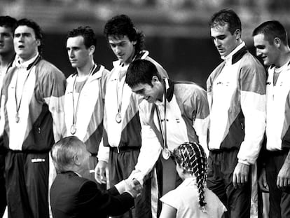 El equipo de la selección española recibe el oro de manos de Samarach.