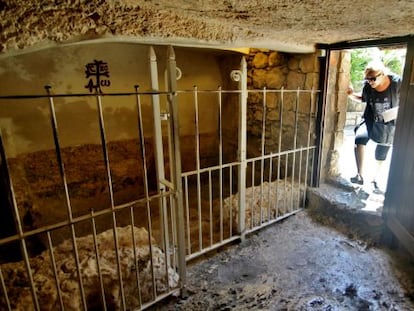 El angosto acceso a la Tumba del Huerto, con una inscripción en la que se lee: “Él no está aquí pues resucitó”.
