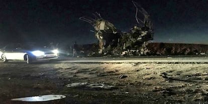 Estado del autobús tras el atentado este miércoles en el sureste de Irán.