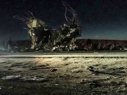 Estado del autobús tras el atentado este miércoles en el sureste de Irán.